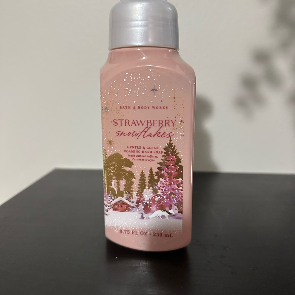 Bath & Body Works Strawberry Snowflakes Foaming Hand Soap